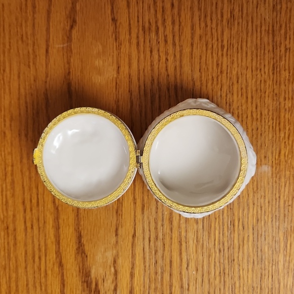 Fine China trinket box I'm cream with gold. Attached lid. - Picture 6 of 9